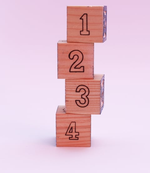 Блоки стальные без отверстий. Мышление детей. 123 block. 1 2 3 blocks. Ребенок собирает кубики.